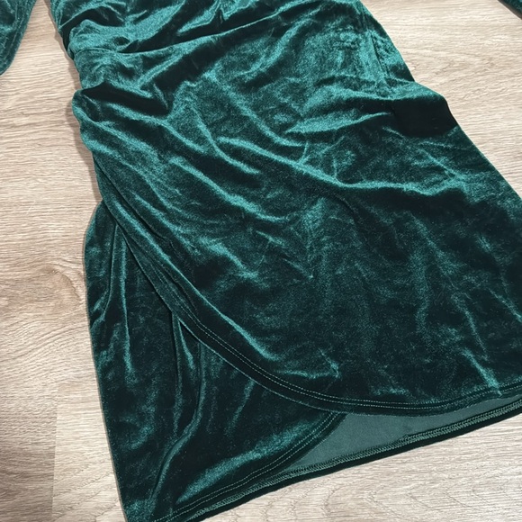 Emerald Velvet Dress - Picture 2 of 4